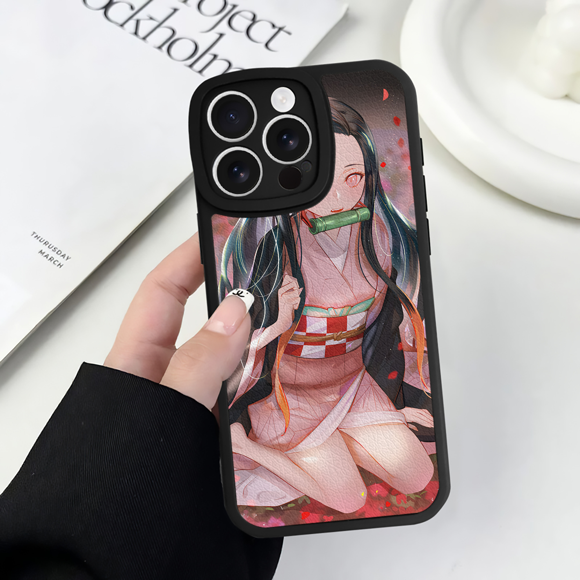 （画像用） 鬼滅の刃（きめつのやいば）竈門 禰󠄀豆子／かまど ねずこ Kamado Nezuko 【iPhone 16シリーズ対応】シリコンスマホケース（レザー調） 材質：シリコン